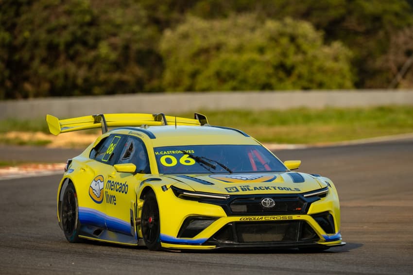 Carro da equipe de Helio Castroneves na pista de Curvelo (Foto: José Mario Dias/Mercado Livre Racing)