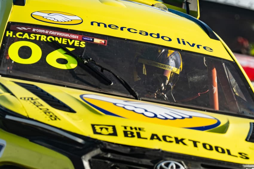 Helio Castroneves e seu carro na etapa de Curvelo da Stock Pro (Foto: José Mário Dias/Mercado Livre Racing)