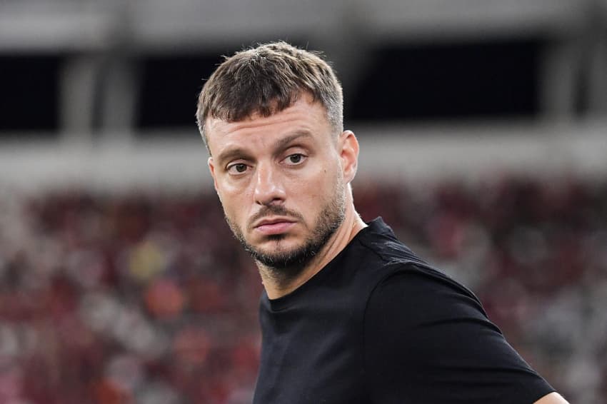 Martín Anselmi à beira do campo durante jogo entre Botafogo e Flamengo (Foto: Thiago Ribeiro / AGIF / Gazeta Press)