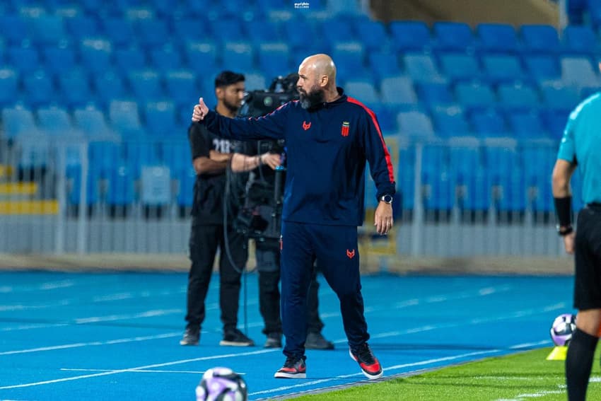 Mauricio Dulac faz sinal positivo durante vitória do Al-Riyadh sobre o Al-Ittihad