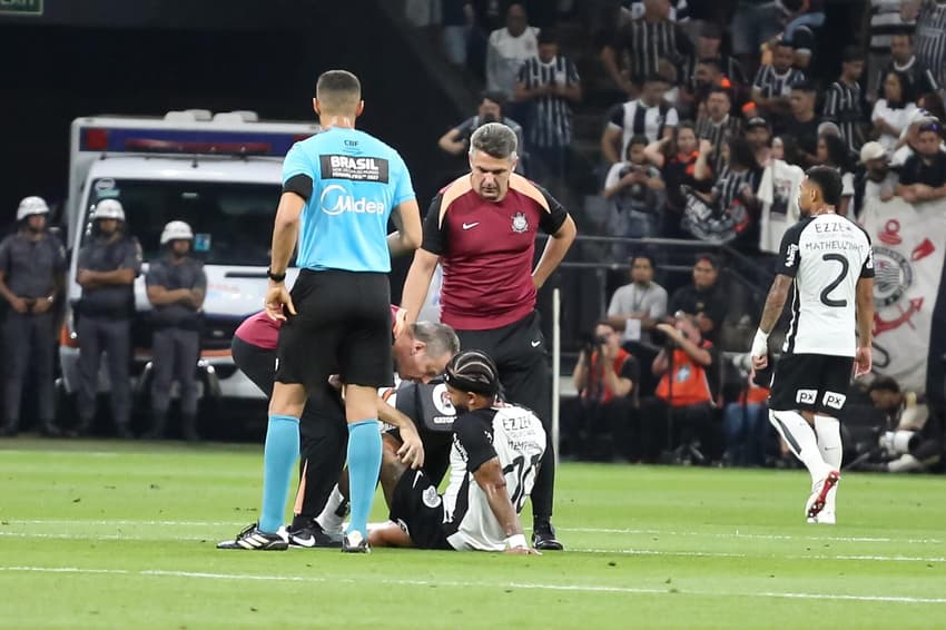 Memphis Depay caído no chão durante jogo entre Corinthians e Flamengo, pelo Brasileirão