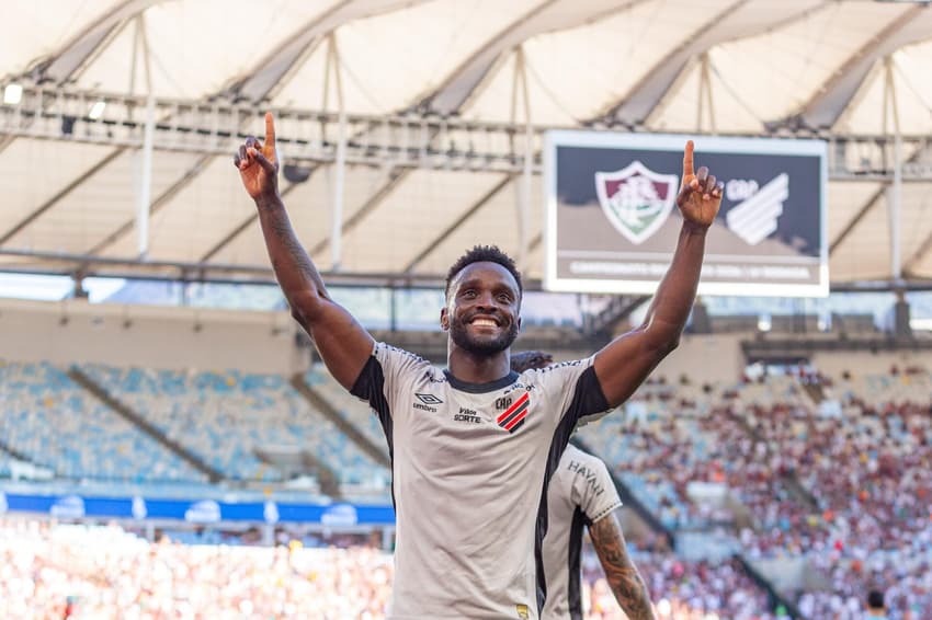 Mendoza, do Athletico, comemora "gol-relâmpago" contra o Fluminense no Maracanã (Foto: Vyctor Santos / Pera Photo Press)
