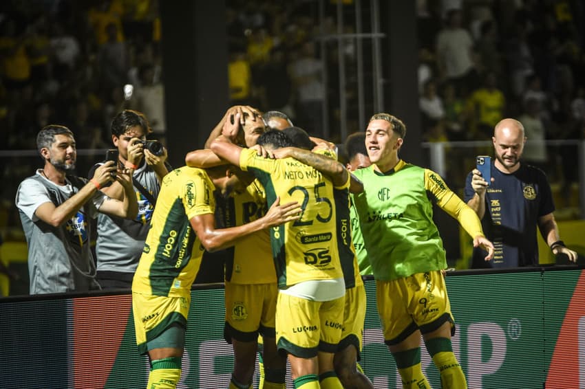 Jogadores do Mirassol se abraçam em celebração de gol contra o Vasco (Foto: Andrey Queiroz / RP FOTOPRESS)