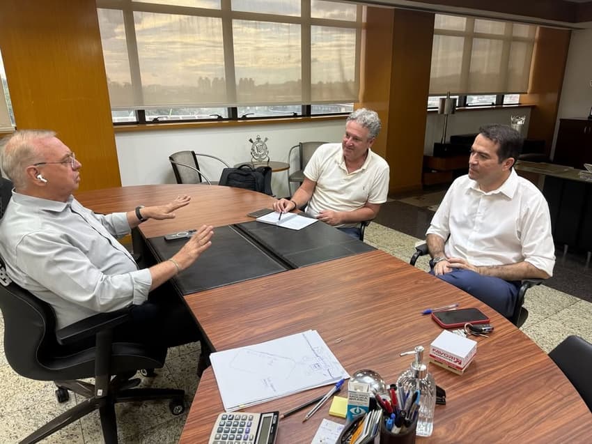 Presidente Osmar Stabile e os executivos Marcelo Paz e Damiani (Foto: Divulgação/Corinthians)