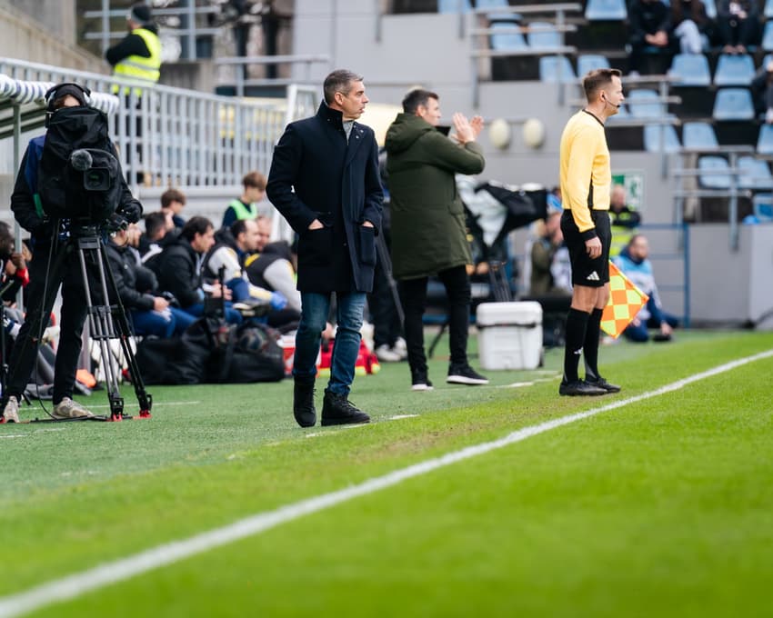 Nuno Campos observa jogadores do ZTE em jogo na Hungria
