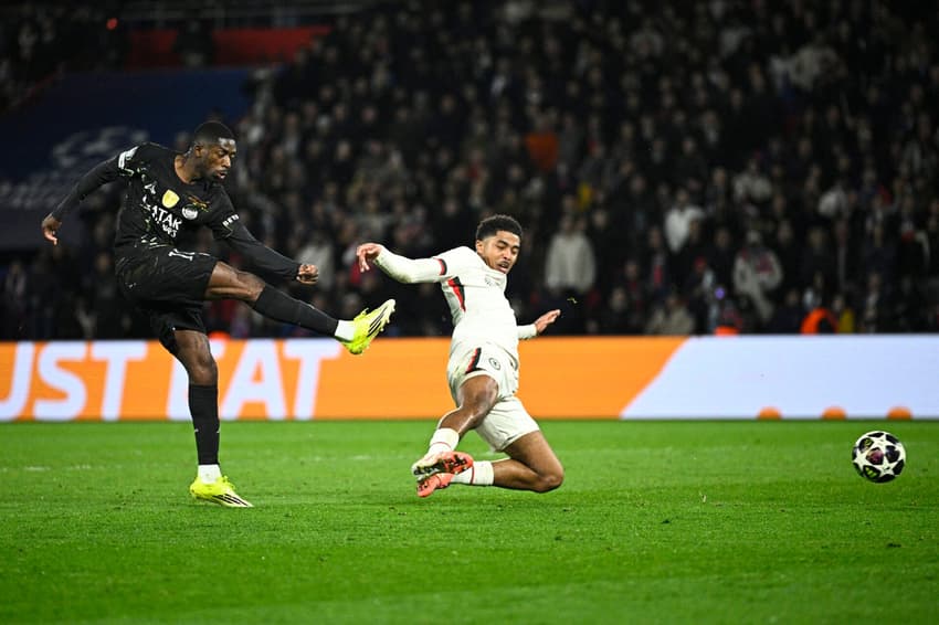 Ousmane Dembélé finaliza em jogo entre PSG e Chelsea pela Champions League (Foto: JULIEN DE ROSA / AFP)