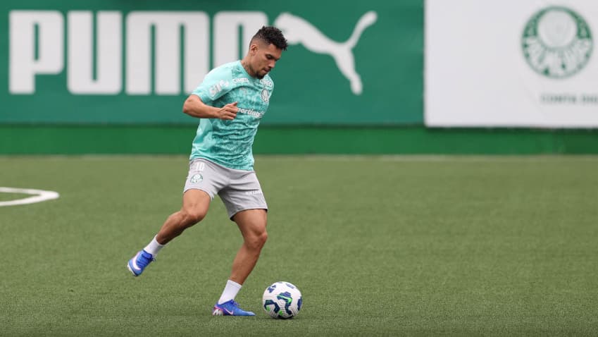 Paulinho durante treinamento do Palmeiras