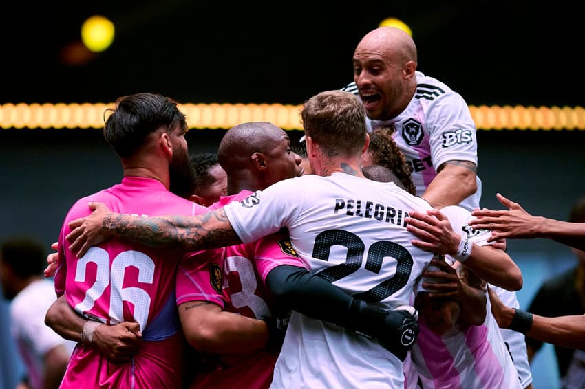 Em duelo de craques, a FURIA de Neymar e Cris Guedes levou a melhor nos <em>shootouts</em>. Ferrão marcou no tempo real, mas parou no goleiro na decisão final (Foto: Divulgação / Kings League)