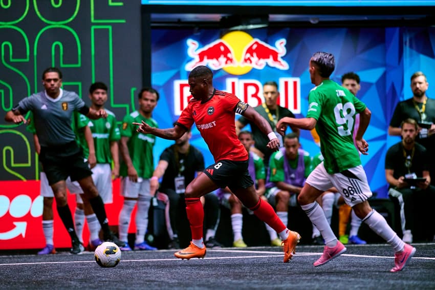 No jogo mais equilibrado da noite, o time de Nobru, Toguro e Cerol venceu a LOUD de Coringa por 5 a 4 (Foto: Divulgação / Kings League)