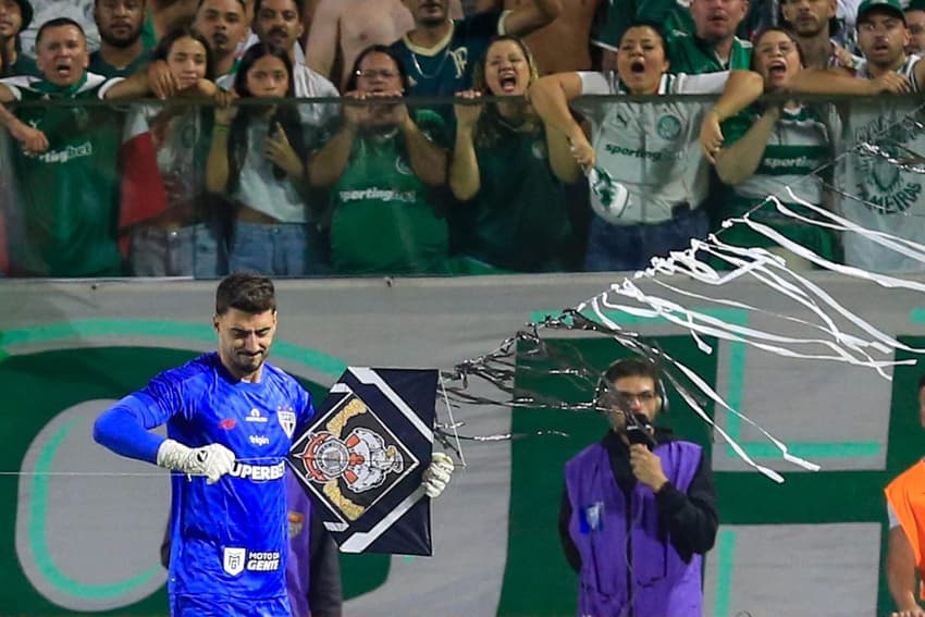 Rafael remove pipa do Corinthians do gramado da Arena Barueri, palco de Palmeiras x São Paulo, na semifinal do Paulistão (Foto: Fernando Roberto/UAI Foto/Gazeta Press)