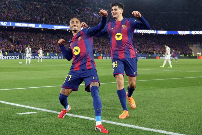 Raphinha comemora gol do Barcelona sobre o Newcastle, na Champions League