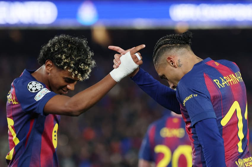 Raphinha comemora gol marcado pelo Barcelona sobre o Newcastle com Lamine Yamal