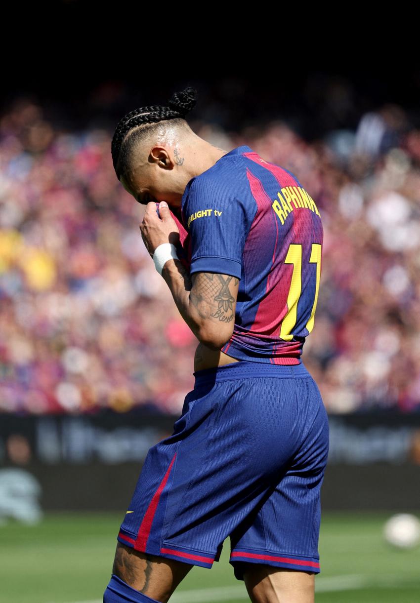 Raphinha lamentando chance no duelo entre Barcelona e Rayo Vallecano (Foto: Josep Lago/AFP)