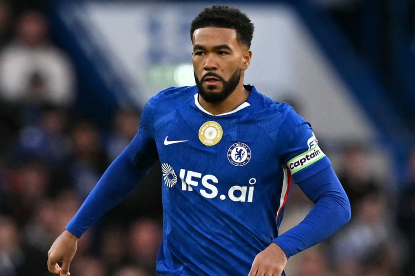 Reece James, capitão do Chelsea, em ação contra o Newcastle (Foto: Glyn Kirk / AFP)