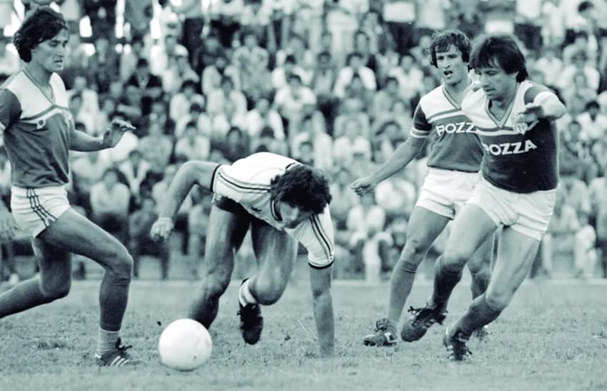 Tite e Renato Gaúcho disputam a bola na partida entre Caxias e Grêmio (Foto: Livro "Um Século Alviazul")