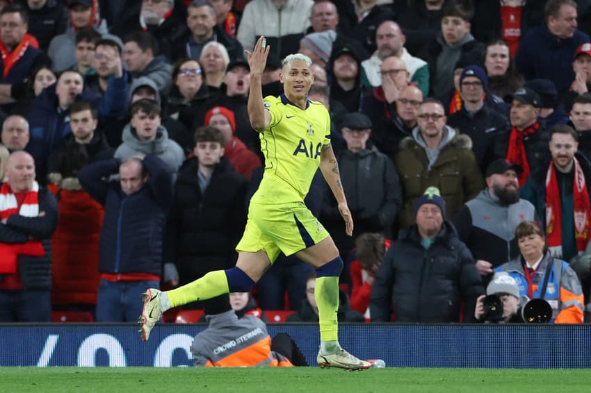 Richarlison comemora gol de empate do Tottenham sobre o Liverpool