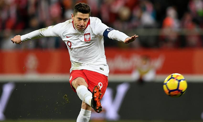Robert Lewandowski finaliza para o gol em jogo da seleção polonesa (Foto: Janek Skarzynski / AFP)