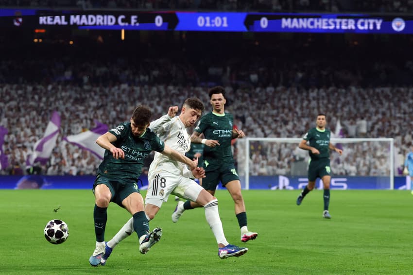 Rúben Dias e Valverde disputam a posse de bola no duelo entre City e Real Madrid, pelas oitavas da Champions