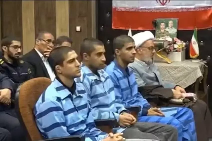 Saleh (primeiro à esquerda) durante o julgamento (Foto: Iran Human Rights)