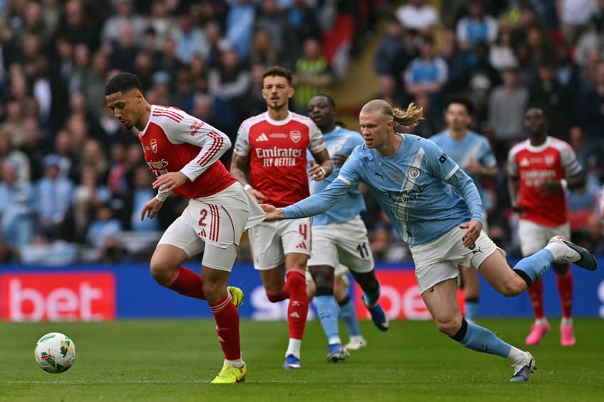 Saliba e Haaland disputam bola em Arsenal x Manchester City, pela Copa da Liga Inglesa
