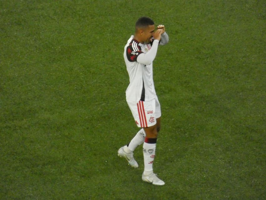 Samuel Lino comemora gol que abriu o placar para o Flamengo contra o Botafogo (Foto: Lucas Bayer / Lance)