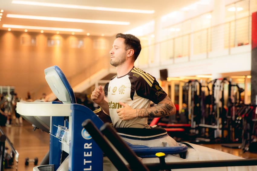 Saúl trabalha no Ninho do Urubu para retornar ao Rubro-Negro (Foto: Adriano Fontes / Flamengo)