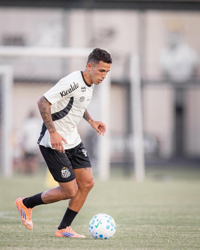 Christian Oliva durante treino com elenco do Santos no CT Rei Pelé. (Foto: Raul Baretta/ Santos FC)