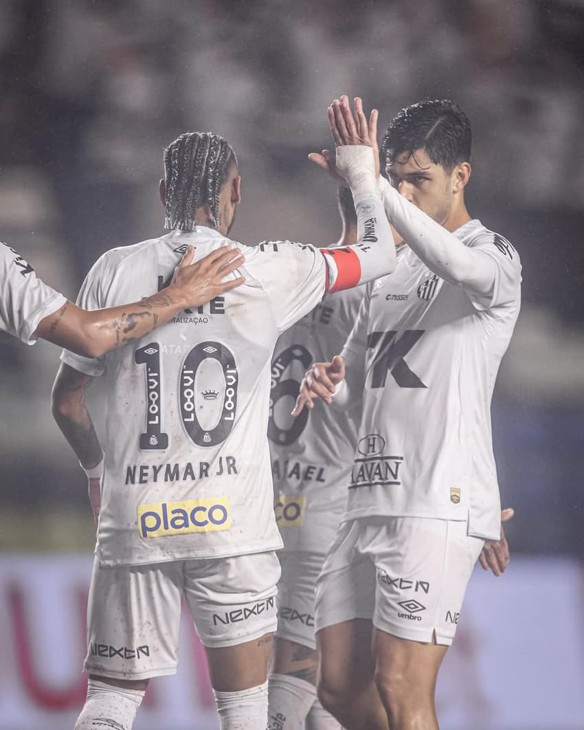 João Basso ao lado de Neymar jogando pelo Santos. (Foto: Raul Baretta/ Santos FC)