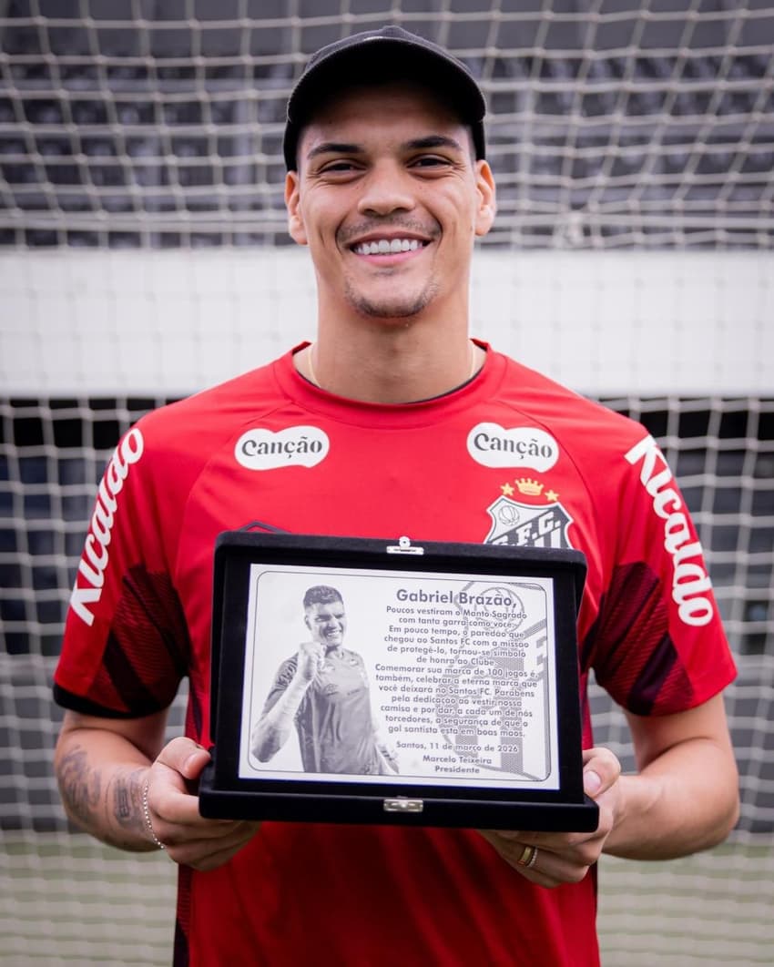 Gabriel Brazão recebe placa com homenagem feita pelo Santos. (Foto: Raul Baretta/ Santos FC)