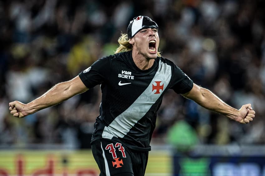 Spinelli, do Vasco, comemora o seu gol contra o Fluminense no Maracanã