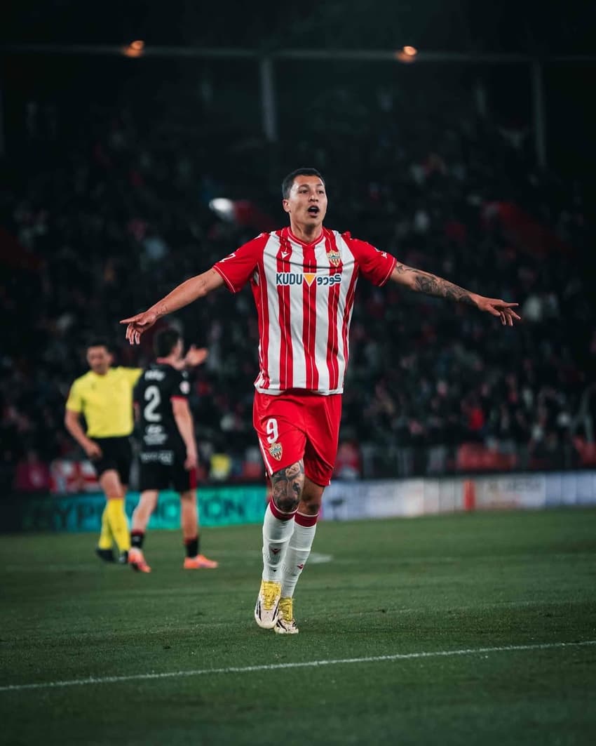 Thalys em ação pelo UD Almería (Foto: Reprodução/X)