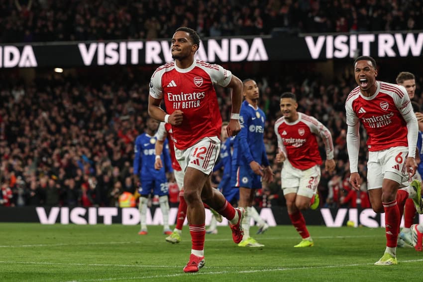 Timber e Gabriel Magalhães comemora gol do Arsenal sobre o Chelsea, na Premier League