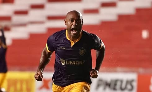 Vagner Love se aposentou do futebol pelo Retrô (Foto: Divulgação/Retrô)