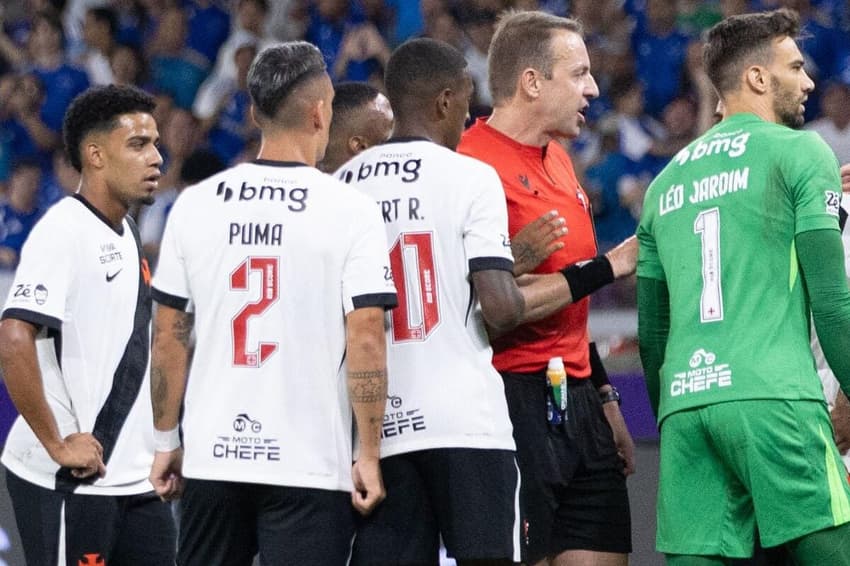 Jogadores do Vasco cercam o árbitro após gol do Cruzeiro (Foto: Luan Martins / Agência F8 / Gazeta Press)