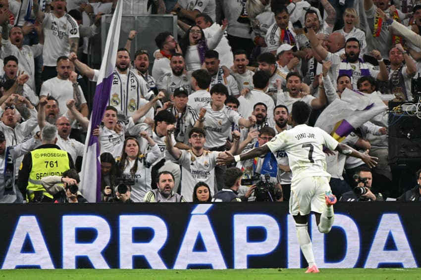 Vini Jr comemora com torcida do Real Madrid gol marcado sobre o Atlético de Madrid