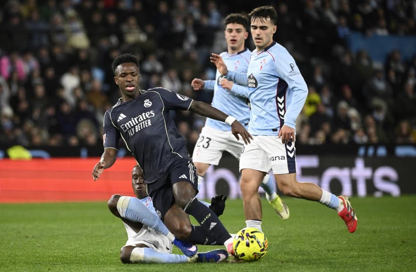 Vini Jr disputa bola com defensor na vitória do Real Madrid sobre o Celta de Vigo, na La Liga