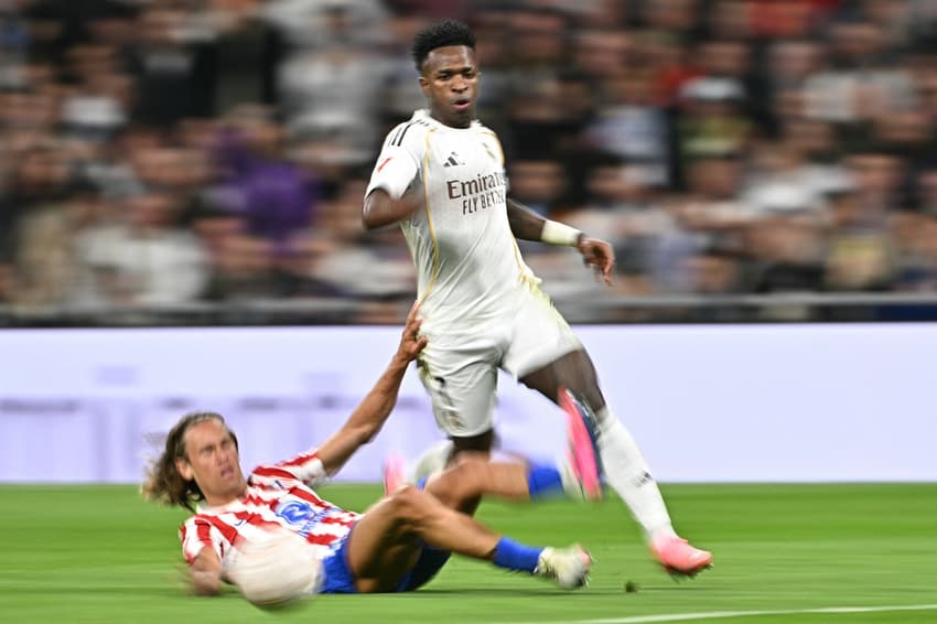 Vinícius Júnior tenta escapar de carrinho de Llorente em jogo entre Real Madrid e Atlético (Foto: Javier Soriano / AFP)