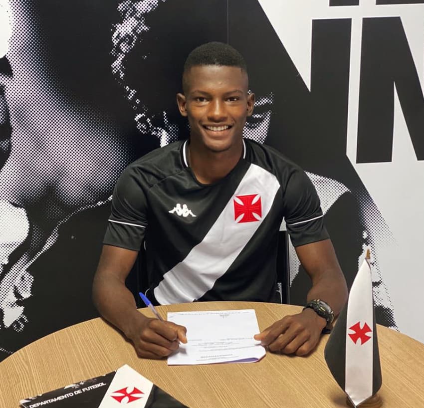 Vinícius Vianna assinando contrato com o Vasco em 2020 (Foto: Reprodução/Vasco)