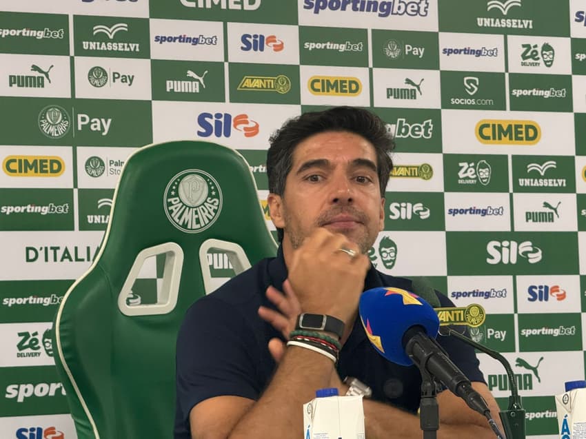 Abel Ferreira durante coletiva de imprensa após vitória do Palmeiras sobre o Novorizontino (Foto: Vitor Palhares/Lance!)