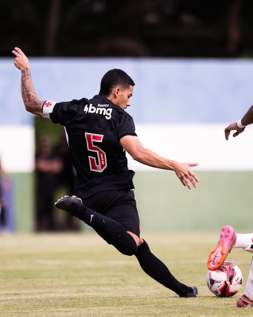 Gustavo Guimarães em campo pelo Vasco