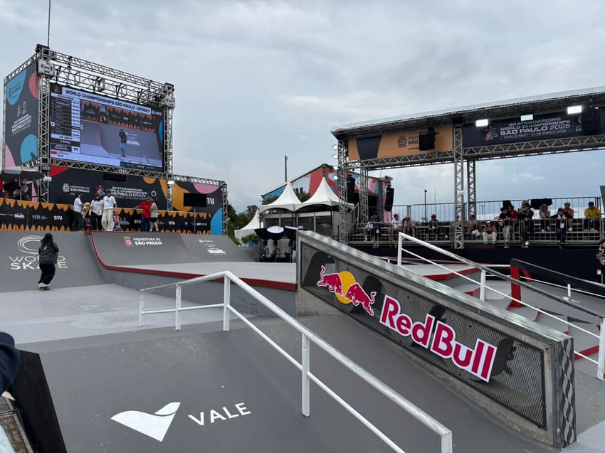 Aquecimento dos skatistas após chuvas no Mundial de skate 2026 (Foto: Beatriz Pinheiro/Lance!)