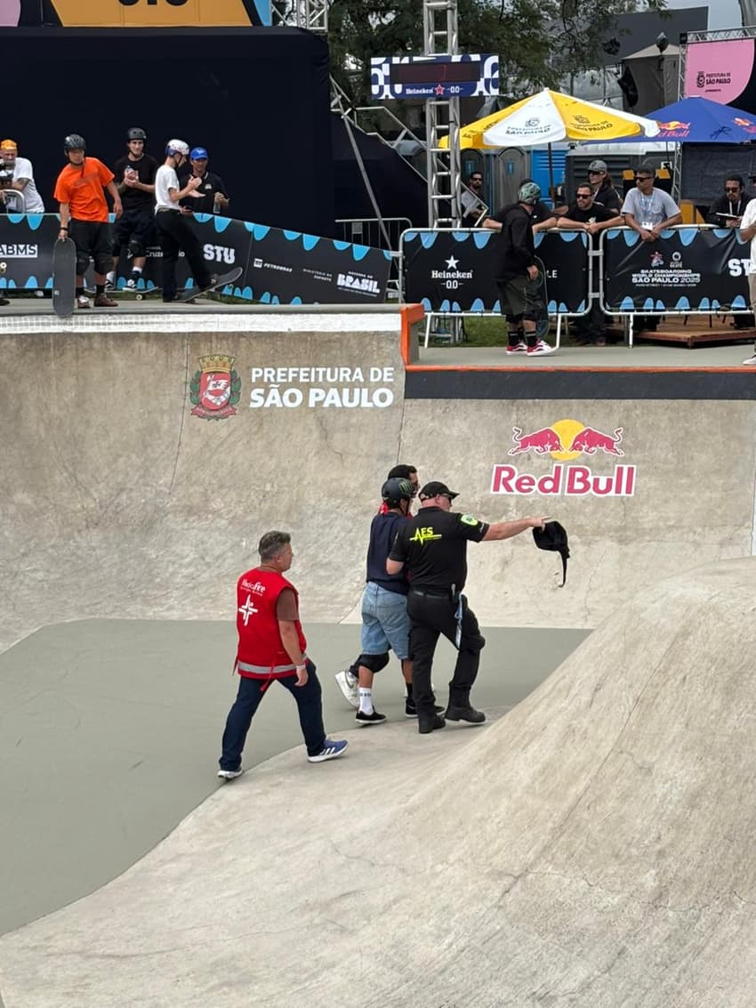 Egoitz Bijueska sentiu desconforto  durante o aquecimento e saiu amparado (Foto: Beatriz Pinheiro/Lance!)