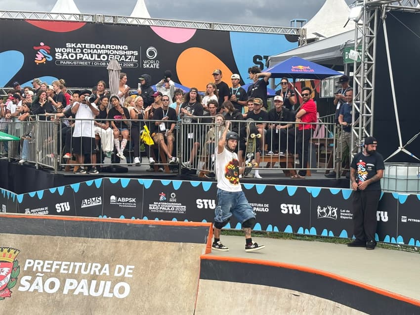 Pedro Quintas agradece o apoio da torcida depois da volta concluída (Foto: Beatriz Pinheiro/Lance!)
