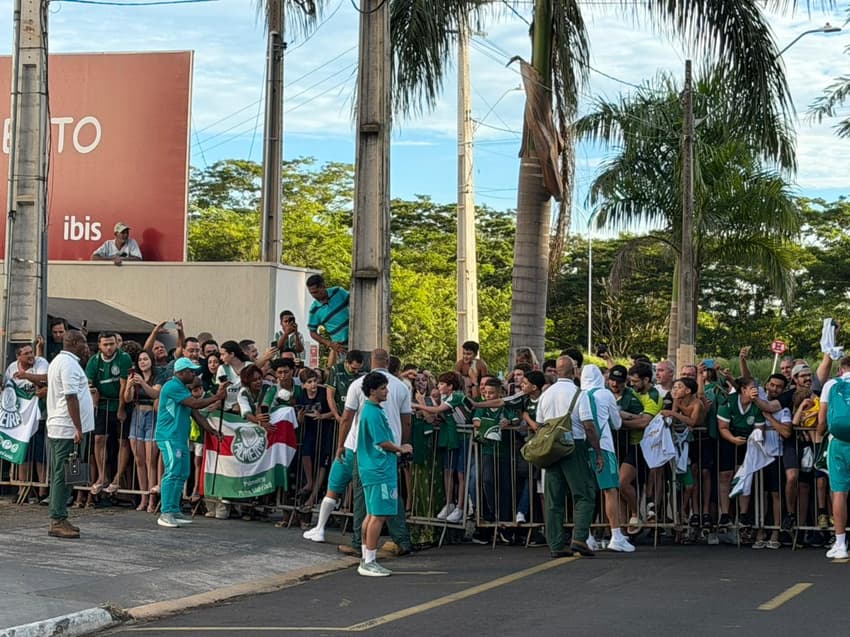 Torcida do Palmeiras acompanha a chegada do time em Catanduva (SP). (Foto: Juliana Yamaoka/ Lance!)