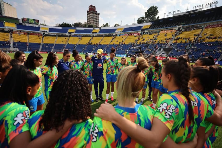 Seleção Feminina durante aquecimento antes da partida. (Lívia Villlas Boas/Staff Images/CBF)