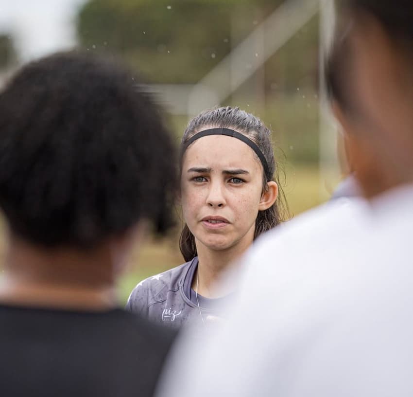 Letíci Fernanda, técnica do Mirassol, durante peneira. (Foto: Ana Goulart/Agência Mirassol)