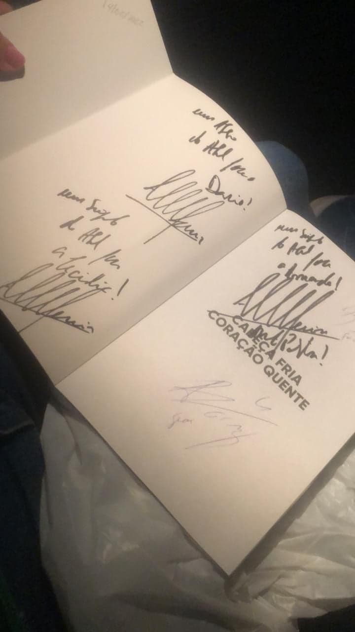 Torcedora fanática do Palmeiras consegue autógrafo de Abel Ferreira em livro. (Foto: Amanda)