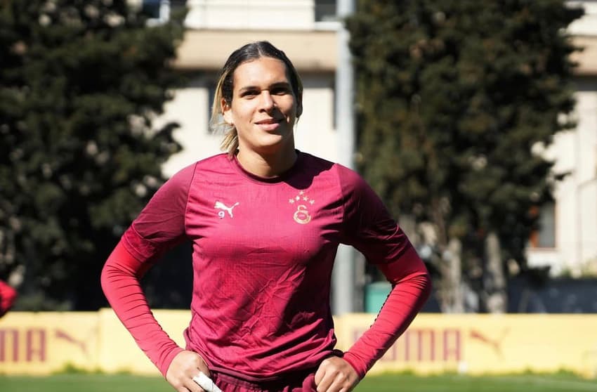 Vitória Almeida durante treino no Galatasaray. (Foto: Galatasaray/Divulgação)