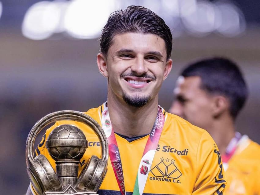 Leo Maná conquistou o título com o Criciúma (Foto: Reprodução/Instagram)