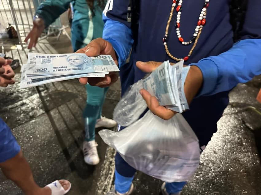 Cruzeirenses nos arredores do Maracanã (Foto: Lucas Bayer/ Lance!)